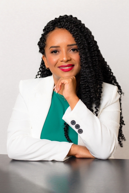 Consultora financeira auxiliando MEI a simplificar suas finanças